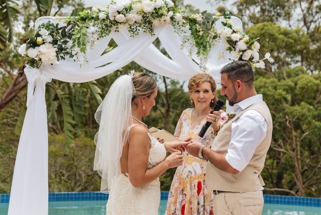 Robyn Freer Celebrant - Love My Way Celebrancy