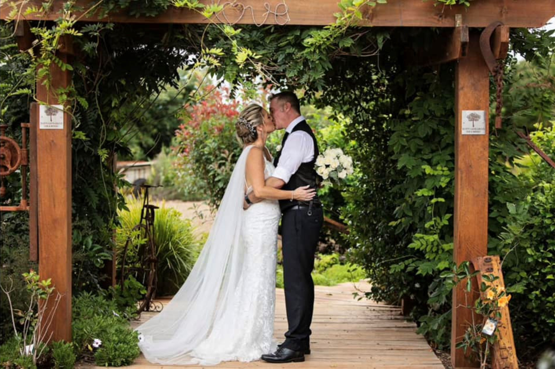 Rusty Gate Grove Bar & Winery-2354561