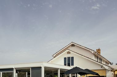 Natalie and Justin soak up warm-weather vibes at summery, colourful and fruity wedding