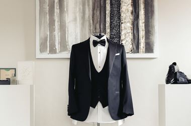 Sarah and Francesco marry at classic elegant wedding with white and gold theme