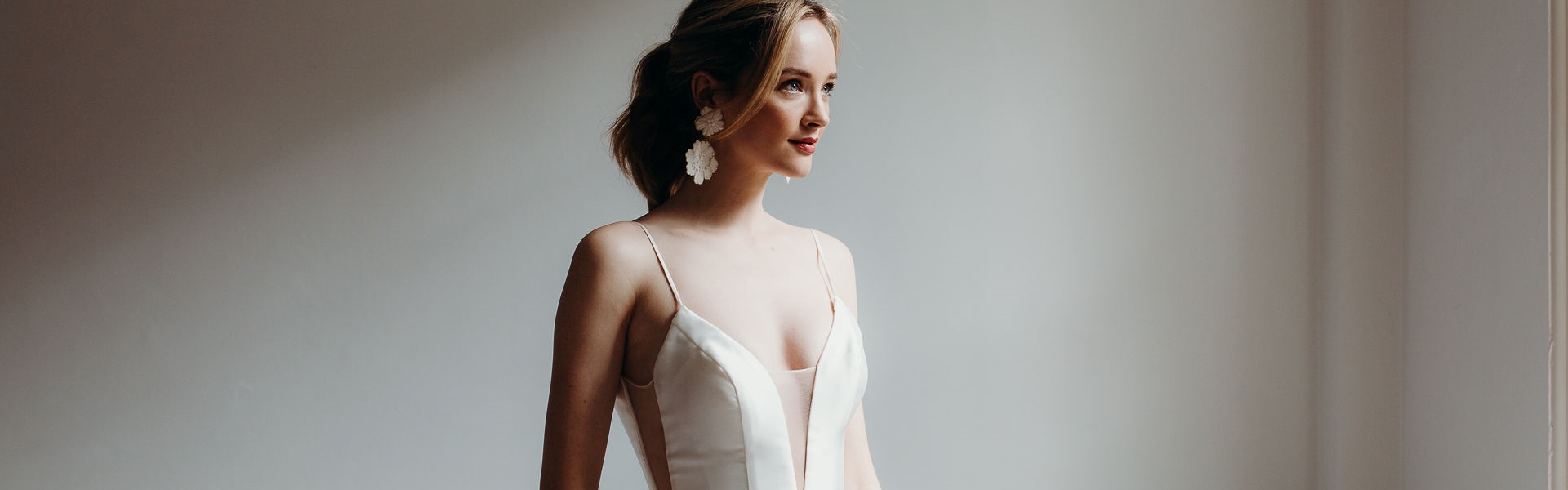 055d2d3a-024c-4b02-8f27-753d72d52f05-Daisy-Camelia-WeddingDress-Lopdell-Landscape-A65A2780.jpg