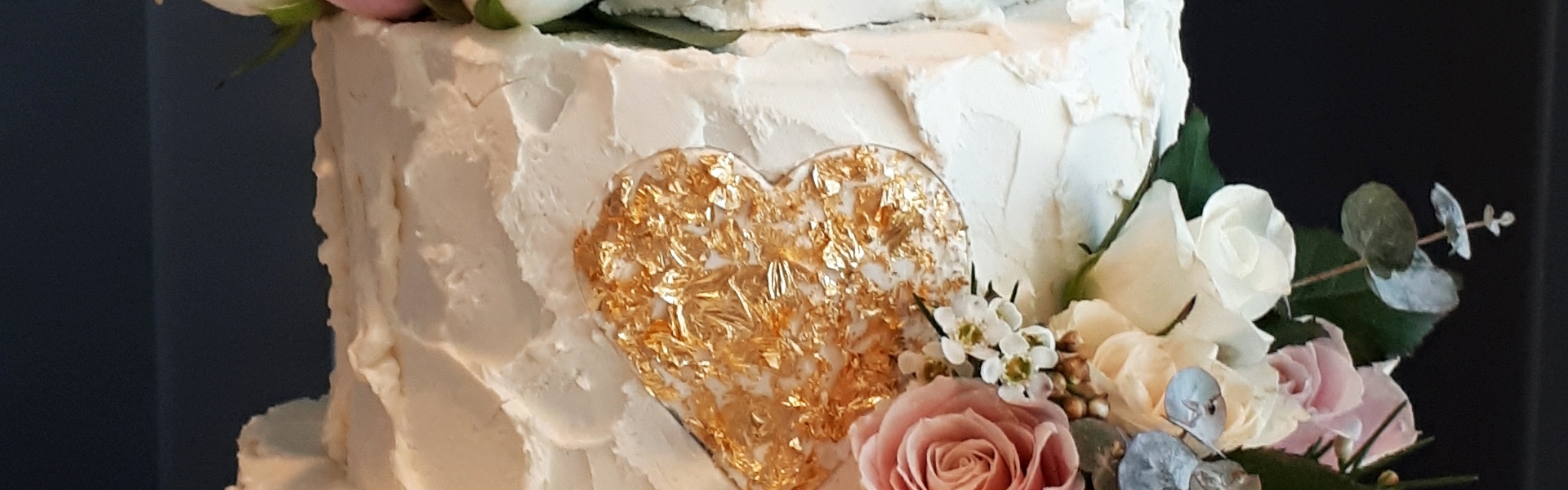 3e91be25-40e7-4042-9b77-09c00cf0baed-Golden Heart Wedidng Cake Wedding.jpg