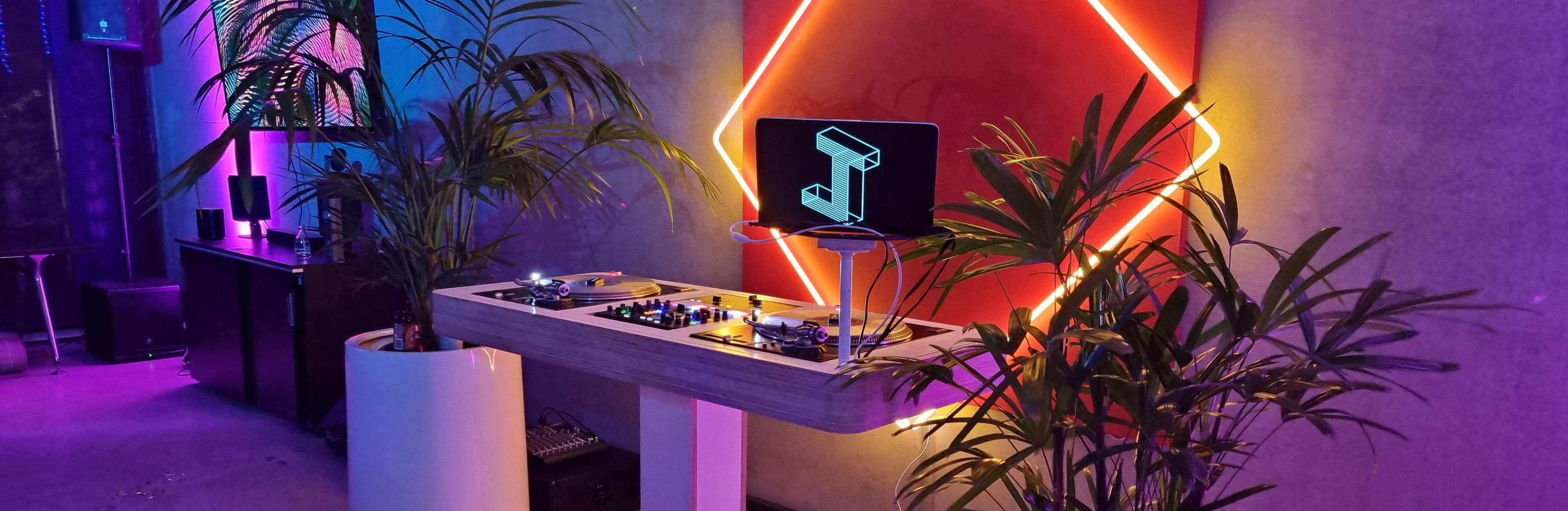 Josh the Wedding DJ SupplierHero Wedding Music