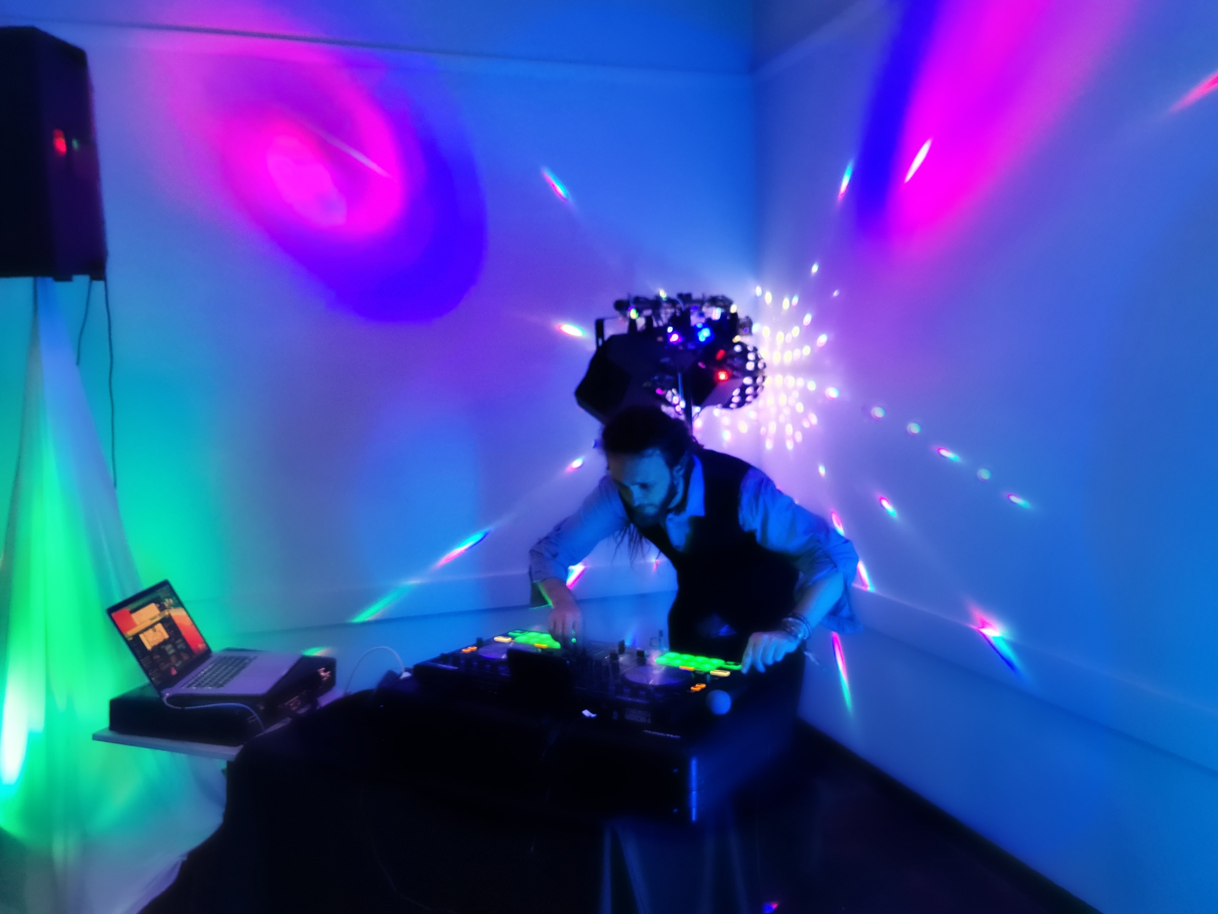 MC Will - Professional DJ & MC SupplierHero Wedding Music